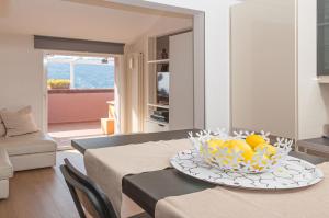 una sala de estar con una mesa con un bol de fruta en The Boat House Portovenere, en Portovenere