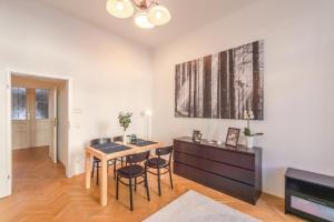 - un salon avec une table et des chaises dans l'établissement Schönbrunn Palace Beautiful 1 bedroom apartment, à Vienne