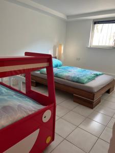 a bedroom with two bunk beds and a window at Sions große Ferienwohnung beim Europapark Rust in Kappel-Grafenhausen