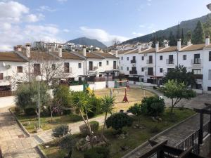 Blick auf eine Stadt mit Spielplatz und Gebäuden in der Unterkunft LA CASITA DE EL BOSQUE in El Bosque