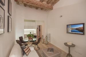 salon z kanapą i stołem w obiekcie Apartments Florence - Federighi we Florencji