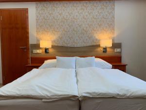 Posteľ alebo postele v izbe v ubytovaní Gizella Hotel and Restaurant