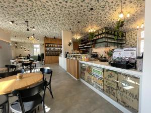 Reštaurácia alebo iné gastronomické zariadenie v ubytovaní Penzion Nad Lávkou