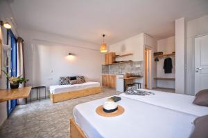 een hotelkamer met 2 bedden en een keuken bij Mikes on the beach in Chersonissos