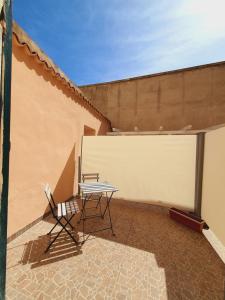 un banco sentado en un patio junto a un edificio en Aba Maya Alghero en Alguer