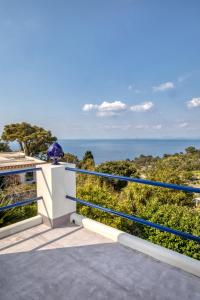 balkon z widokiem na ocean w obiekcie Casa Cantasol - Capri w mieście Capri