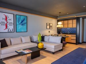 een woonkamer met een bank en een tafel bij 3 Pines Design Living in Heraklion