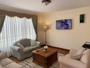 a living room with a couch and a table at Preciosa casita en Zona Residencial de La Paz in La Paz