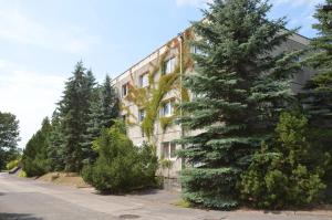 ein Apartmenthaus mit einem Baum davor in der Unterkunft Quaduxenbarg - a65754 in Rüggow