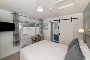 um quarto com uma cama, uma secretária e uma janela em Belvedere House Cork Guest House em Cork
