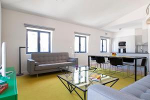Seating area sa ALTIDO Lux and Spacious 1BR home with huge terrace, 5mins to Academy of Sciences