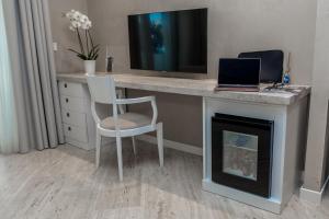 a desk with a laptop and a chair in a room at EUROPA Hotel in Vasto