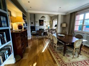 a living room with a dining room table and chairs at La Casa de Somio in Gijón