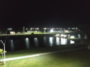 - Vistas al río por la noche con luces en Apartamento em Resort Privativo, en Aracaju