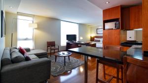uma sala de estar com um sofá e uma mesa em Select Elegant Apartments by Time Hotel & Apartments em Santiago