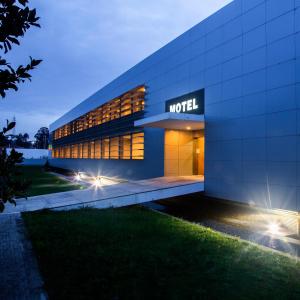 een nachtzicht op een modern gebouw met verlichting bij Hotel Dunas d'Ovar in Ovar