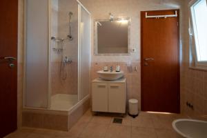 Koupelna v ubytování Apartmani Di-Ana