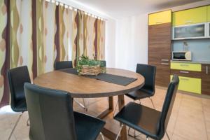 Kuchyň nebo kuchyňský kout v ubytování Apartmani Di-Ana