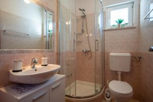 Koupelna v ubytování Apartmani Di-Ana