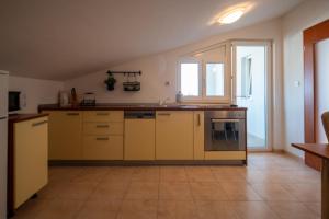 Kuchyň nebo kuchyňský kout v ubytování Apartmani Di-Ana