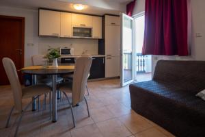 Kuchyň nebo kuchyňský kout v ubytování Apartmani Di-Ana