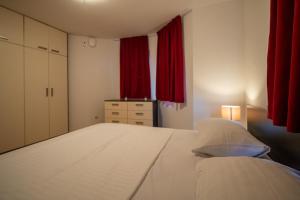 Postel nebo postele na pokoji v ubytování Apartmani Di-Ana