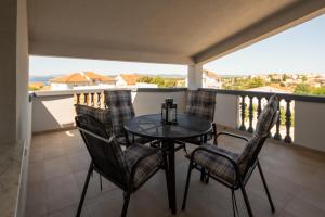 Balkón nebo terasa v ubytování Apartmani Di-Ana + 26 fotografií