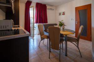 Kuchyň nebo kuchyňský kout v ubytování Apartmani Di-Ana