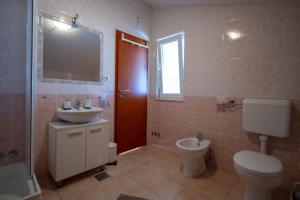Koupelna v ubytování Apartmani Di-Ana