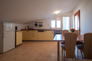 Kuchyň nebo kuchyňský kout v ubytování Apartmani Di-Ana