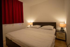 Postel nebo postele na pokoji v ubytování Apartmani Di-Ana