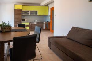 Kuchyň nebo kuchyňský kout v ubytování Apartmani Di-Ana