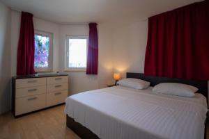 Postel nebo postele na pokoji v ubytování Apartmani Di-Ana