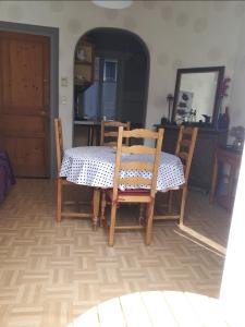 - une table à manger, des chaises, une table et un miroir dans l'établissement Diapason Location Le Tréport pour 5 personnes, au Tréport