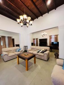 een woonkamer met 2 banken en een tafel bij Krishan Villa in Negombo