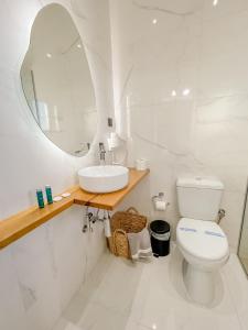 Ванна кімната в Island Apartments