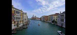 uma vista para um canal com edifícios e barcos em New Apartment Venice 1 em Veneza
