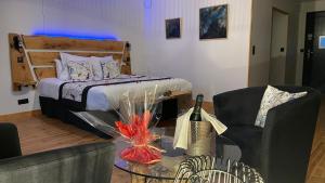 Postel nebo postele na pokoji v ubytování Le Volcan des Sens, chambres d'hotes de luxe et SPA privatif