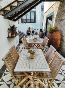 einen Holztisch und Stühle auf einer Terrasse in der Unterkunft Casa de São Bento St Benedict House in Coimbra