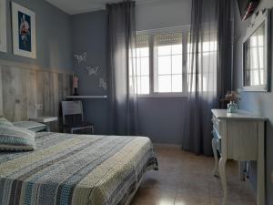 A bed or beds in a room at Bonito piso a de Candela en O Grove