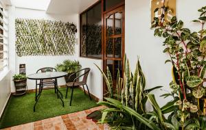 een kamer met een tafel en een aantal planten bij El Centurión in Trujillo