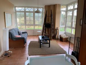 een woonkamer met een bank en een tafel bij Finis Viae in Fisterra