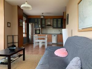 een woonkamer met een bank en een keuken bij Finis Viae in Fisterra