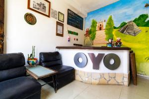 a waiting room with aoops sign on the wall at OYO Hotel Punta Guadalupe, San Cristóbal de las Casas in San Cristóbal de Las Casas