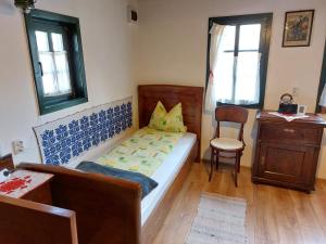 sypialnia z łóżkiem, stołem i krzesłem w obiekcie Félix ház w mieście Rimetea
