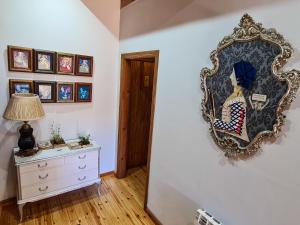Habitación con espejo en la pared y tocador en El Molino de la Ropería, en Serrilla