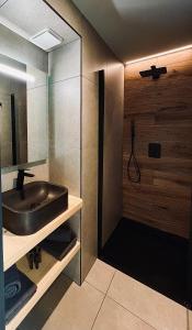 La salle de bains est pourvue d'un lavabo et d'une douche. dans l'établissement LOFT et SPA sous les étoiles, à Foix