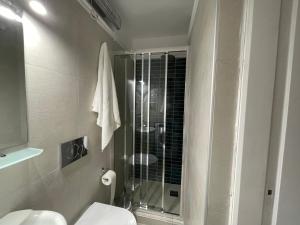 Kylpyhuone majoituspaikassa Kalimera Alimos Apartment