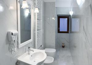 Phòng tắm tại Casa Regina Margherita, possibilità di posteggio moto e bici