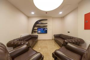a waiting room with leather couches and a circular ceiling at Hamzakoy Blue Park Boutique Hotel in Gelibolu +32 photos